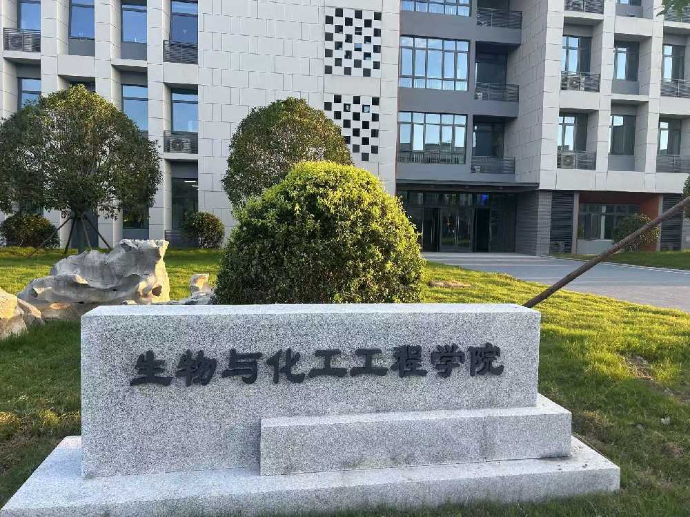 筠连县扬州职业大学体育场高杆灯项目